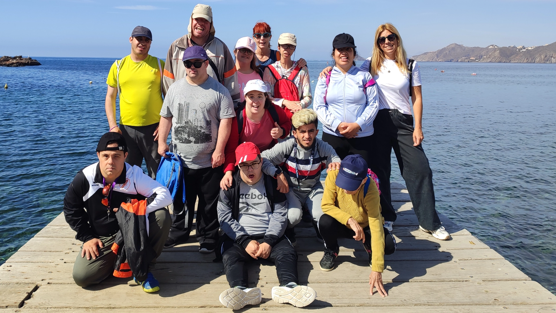 Grupo de personas durante una salida junto al mar.